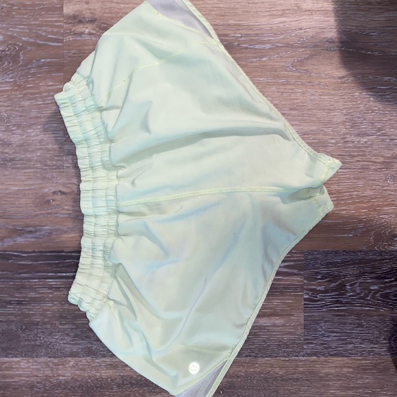 Lululemon Hotty hot shorts 2.5 inch inseam size 10 - Picture 4 of 4